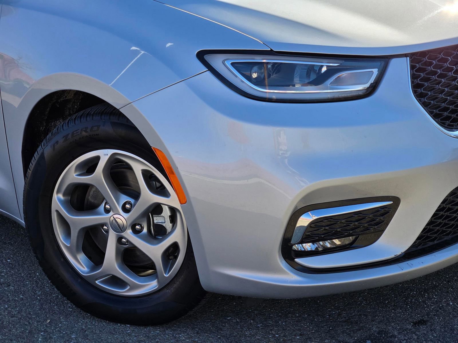 Used 2024 Chrysler Pacifica Limited image 2