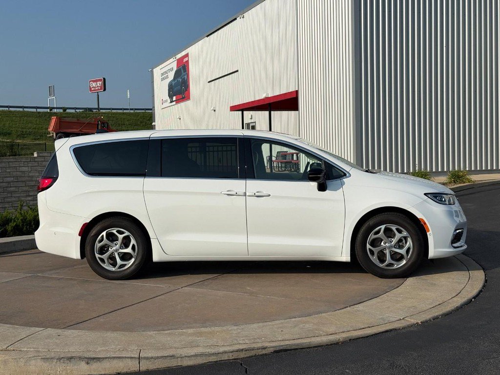 Used 2024 Chrysler Pacifica Limited FWD image 2