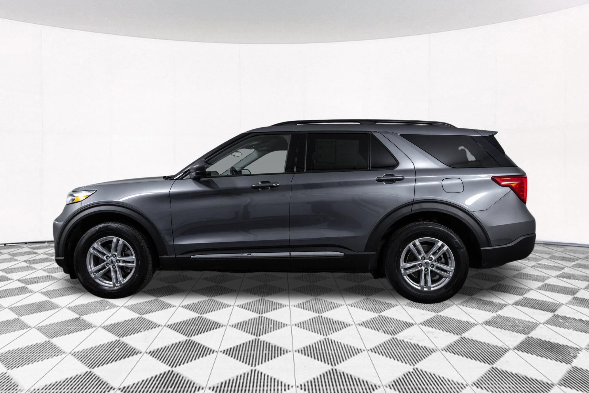Used 2021 Ford Explorer XLT w/ Equipment Group 202A AWD/4WD image 13