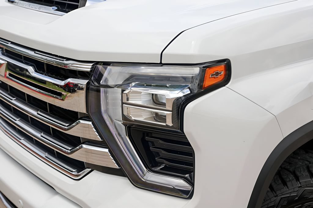 Used 2024 Chevrolet Silverado 2500 High Country w/ Technology Package AWD/4WD image 3