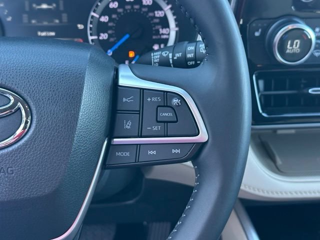 Used 2024 Toyota Highlander XLE AWD/4WD image 19
