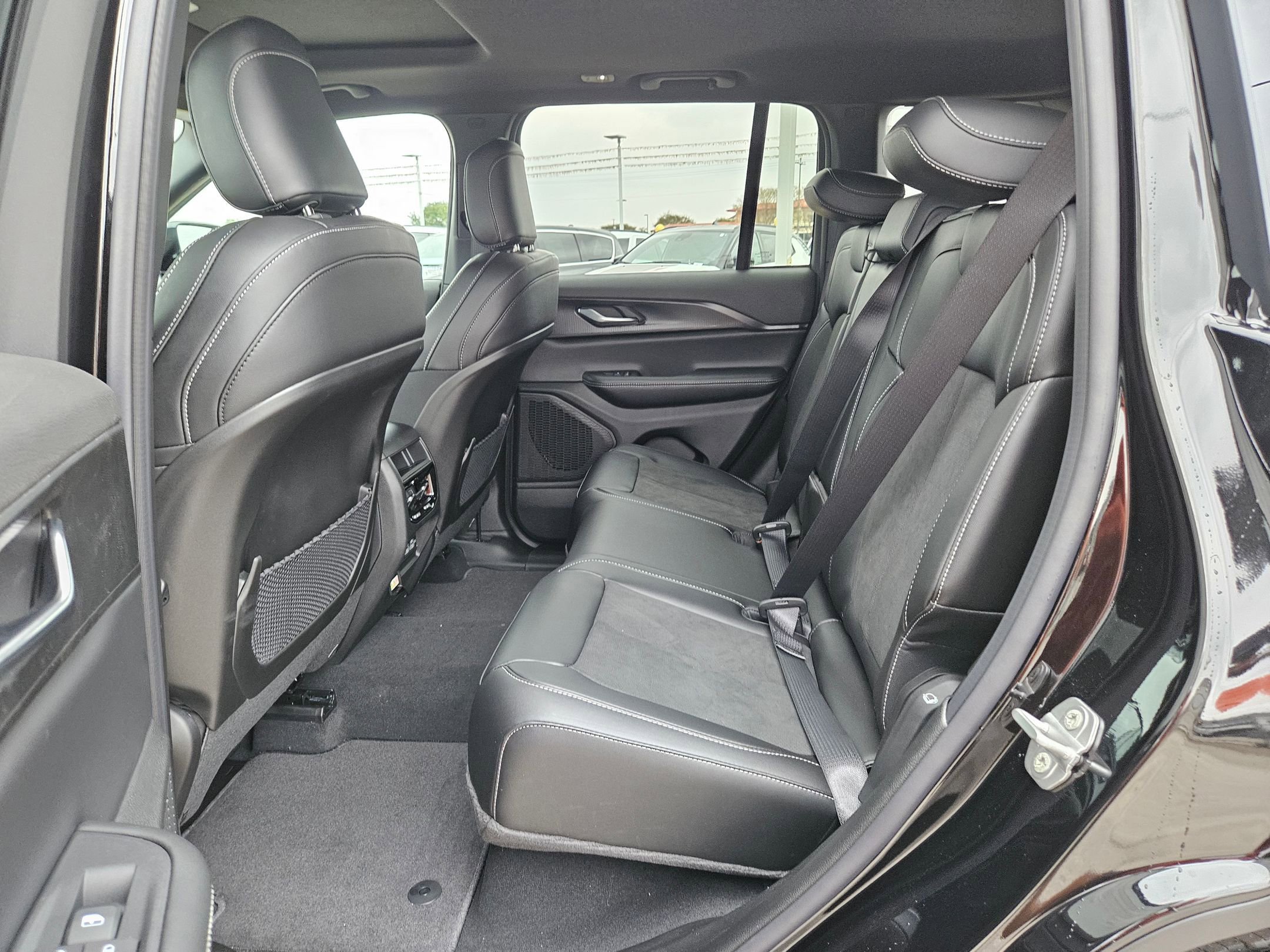 New 2025 Jeep Grand Cherokee Altitude image 13