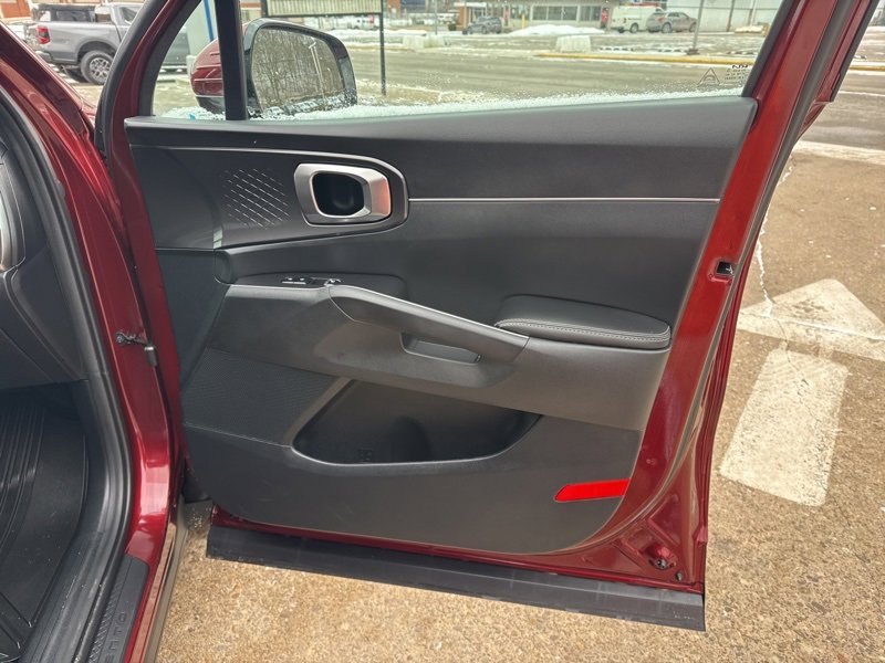 Used 2025 Kia Sorento S image 18