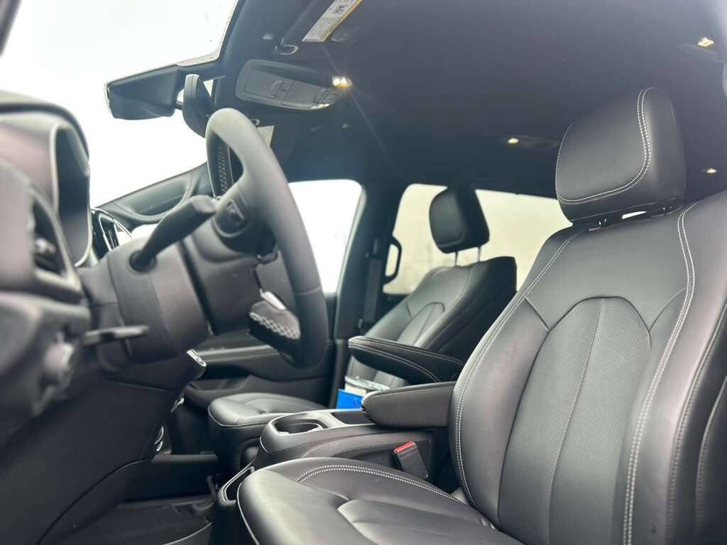 Used 2026 Chrysler Pacifica Select image 11