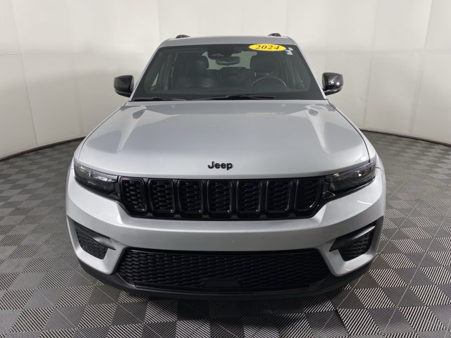 Used 2024 Jeep Grand Cherokee Altitude AWD/4WD image 12