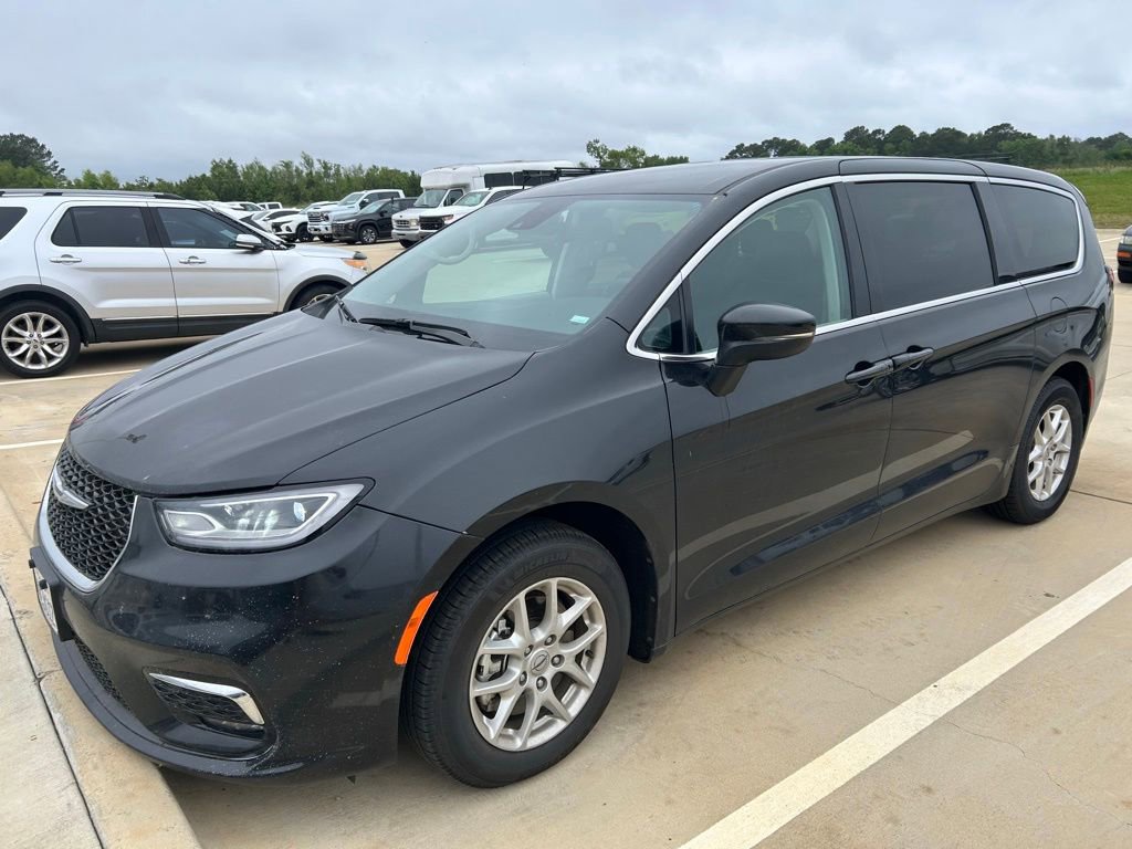 Used 2023 Chrysler Pacifica Touring-L FWD image 14