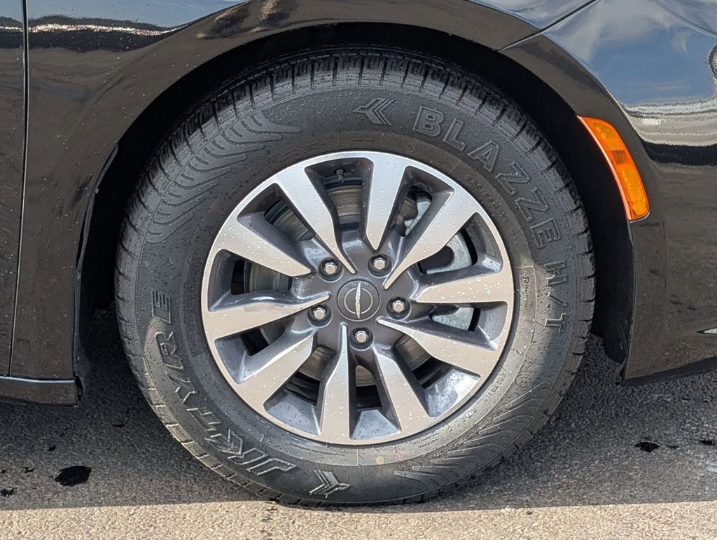 Used 2023 Chrysler Pacifica Touring-L image 17