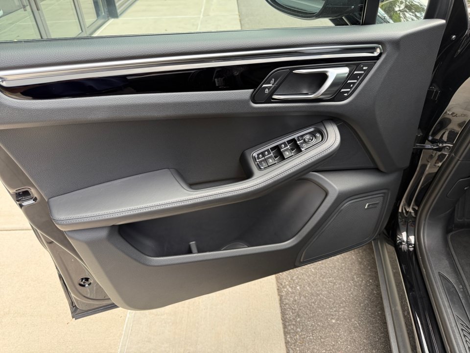 Certified 2026 Porsche Macan AWD/4WD image 23