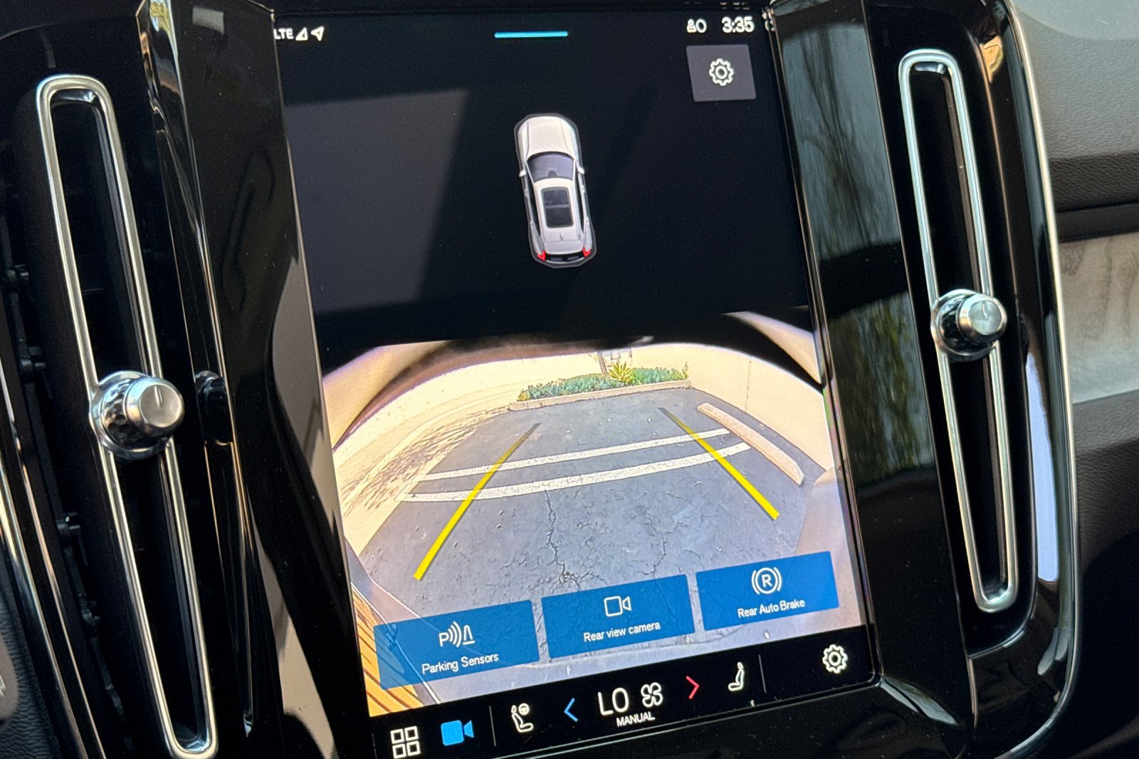 New 2025 Volvo XC40 B5 Core w/ Protection Package Premier image 18