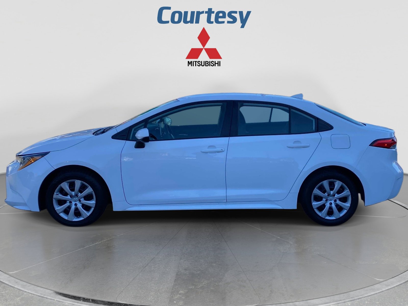 Used 2021 Toyota Corolla LE FWD image 2