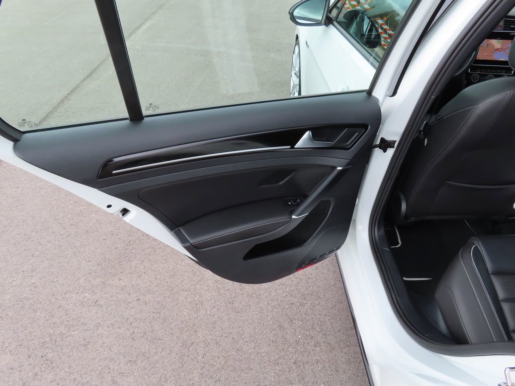 Used 2018 Volkswagen Golf R 4-Door image 32