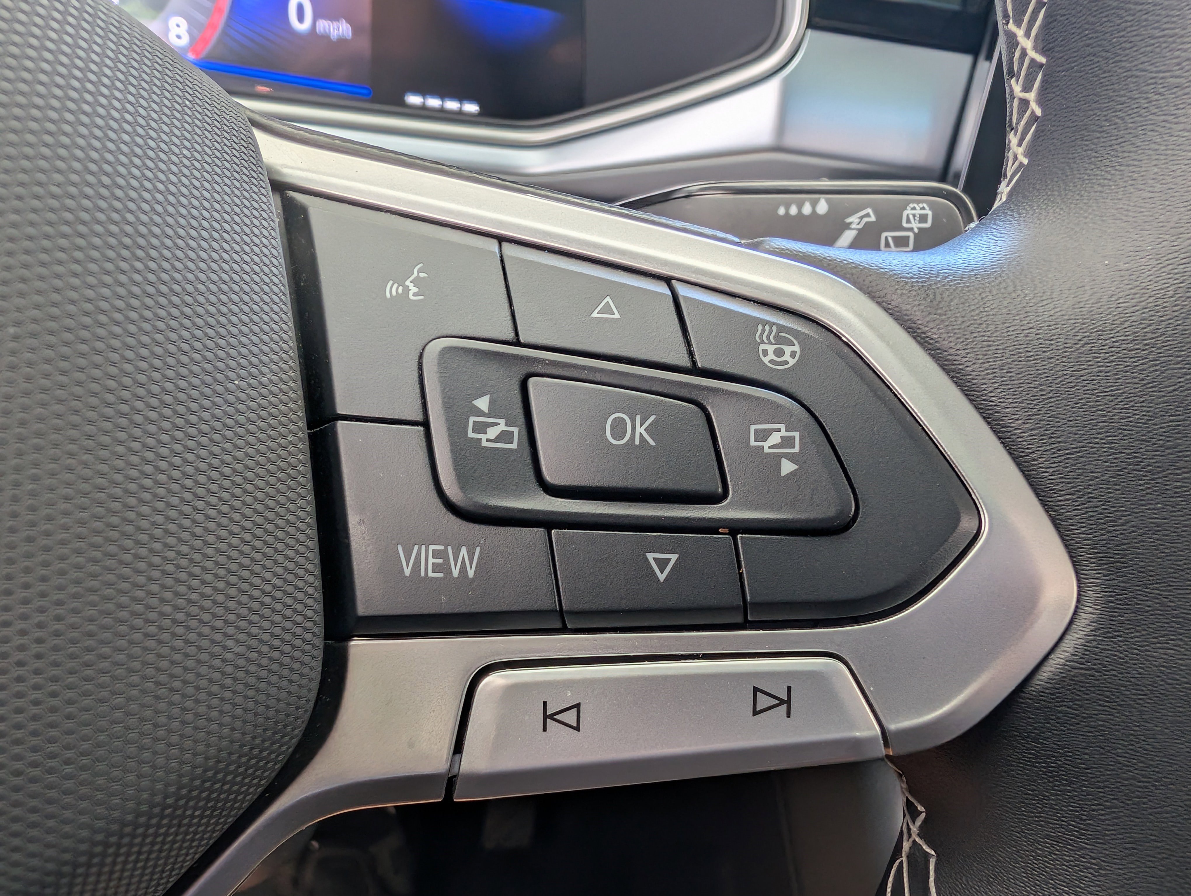 Used 2025 Volkswagen Taos SE w/ Panoramic Sunroof Package FWD image 33