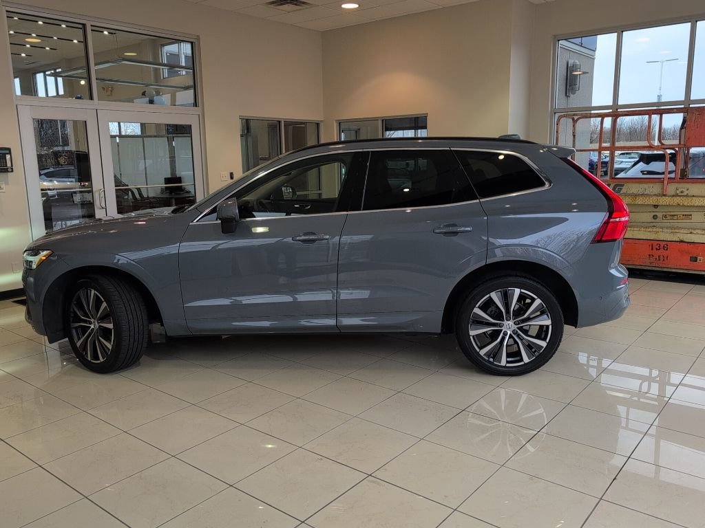 Used 2022 Volvo XC60 B5 Momentum w/ Advanced Package image 2