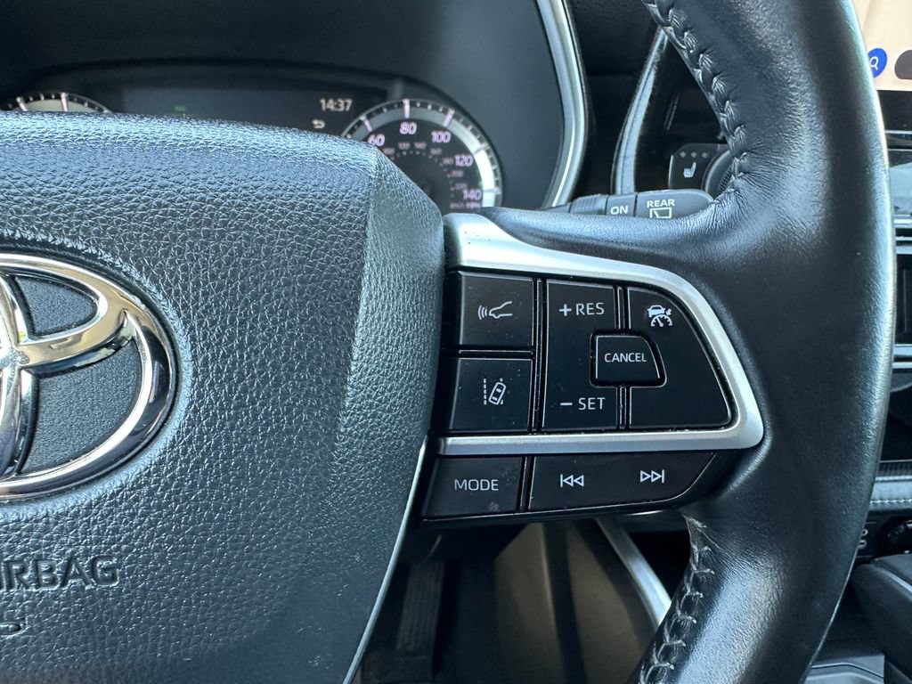 Used 2023 Toyota Highlander XLE FWD image 31