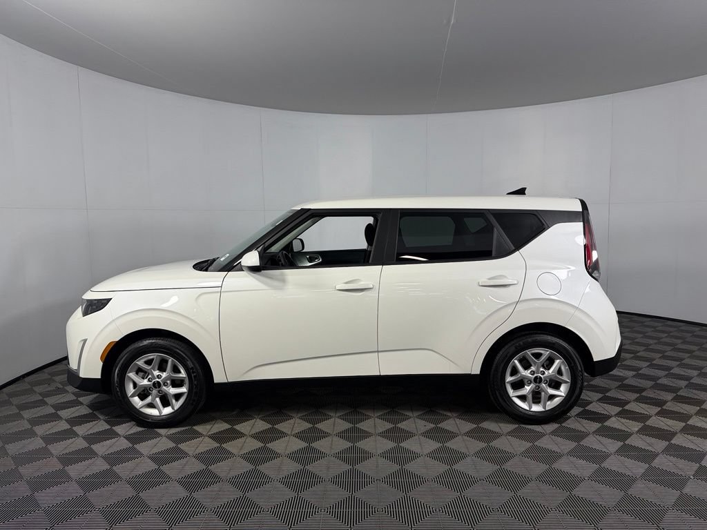 Used 2025 Kia Soul LX w/ LX Technology Package FWD image 9