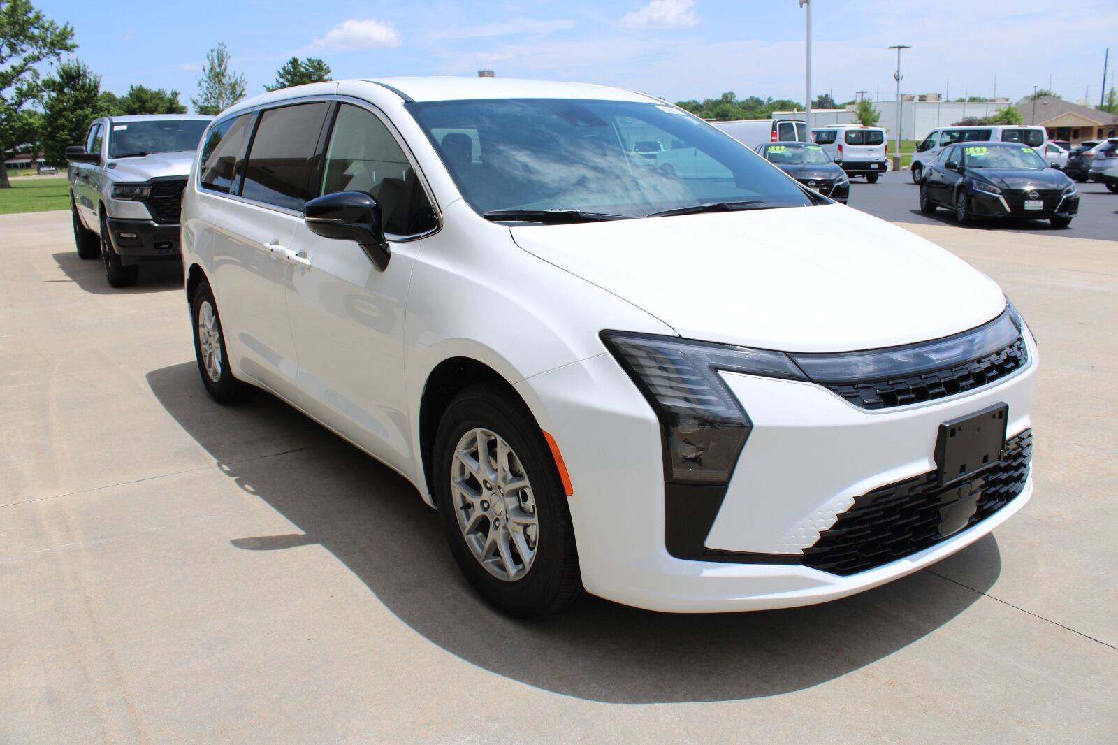 New 2027 Chrysler Pacifica Select FWD image 5