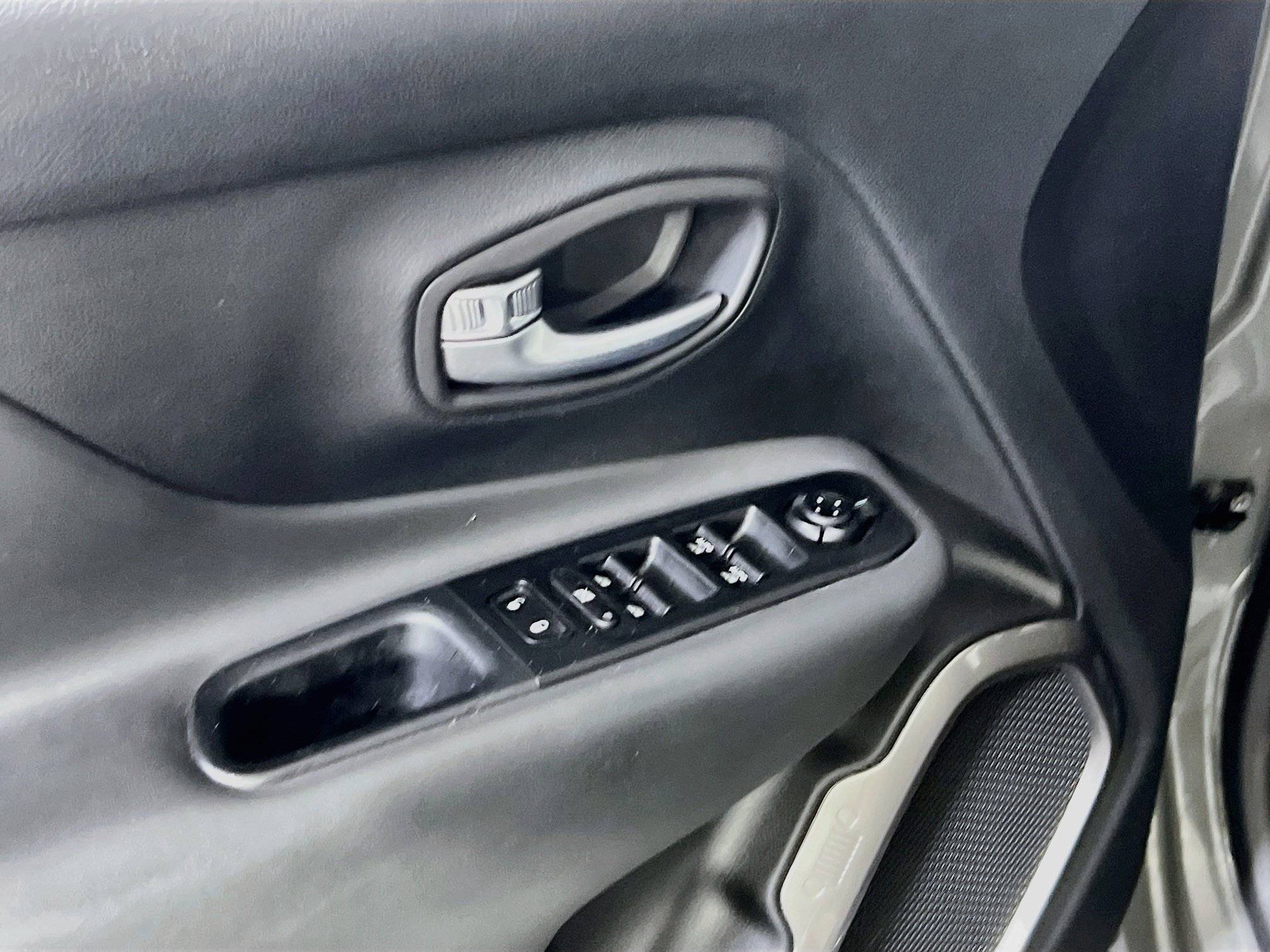Used 2022 Jeep Renegade Latitude w/ Convenience Group AWD/4WD image 18