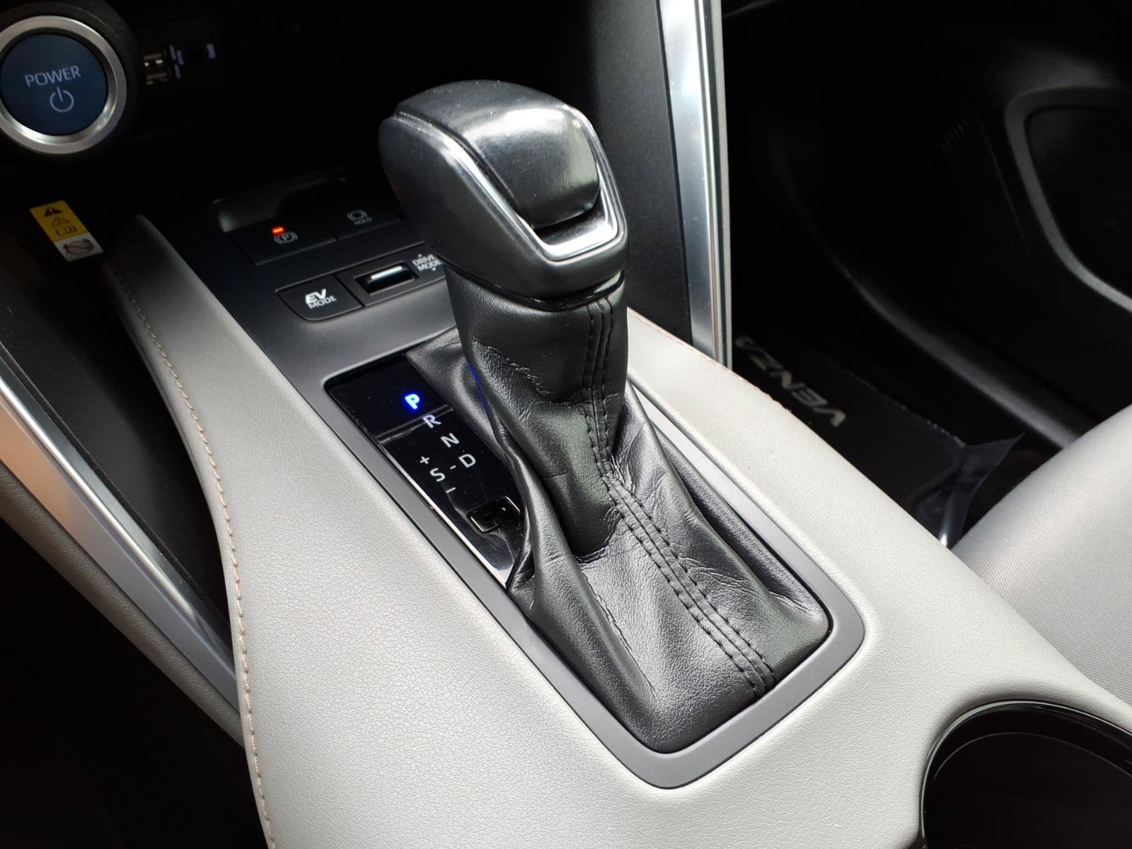 Certified 2021 Toyota Venza LE w/ Carpet Mat Package (TMS) AWD/4WD image 19