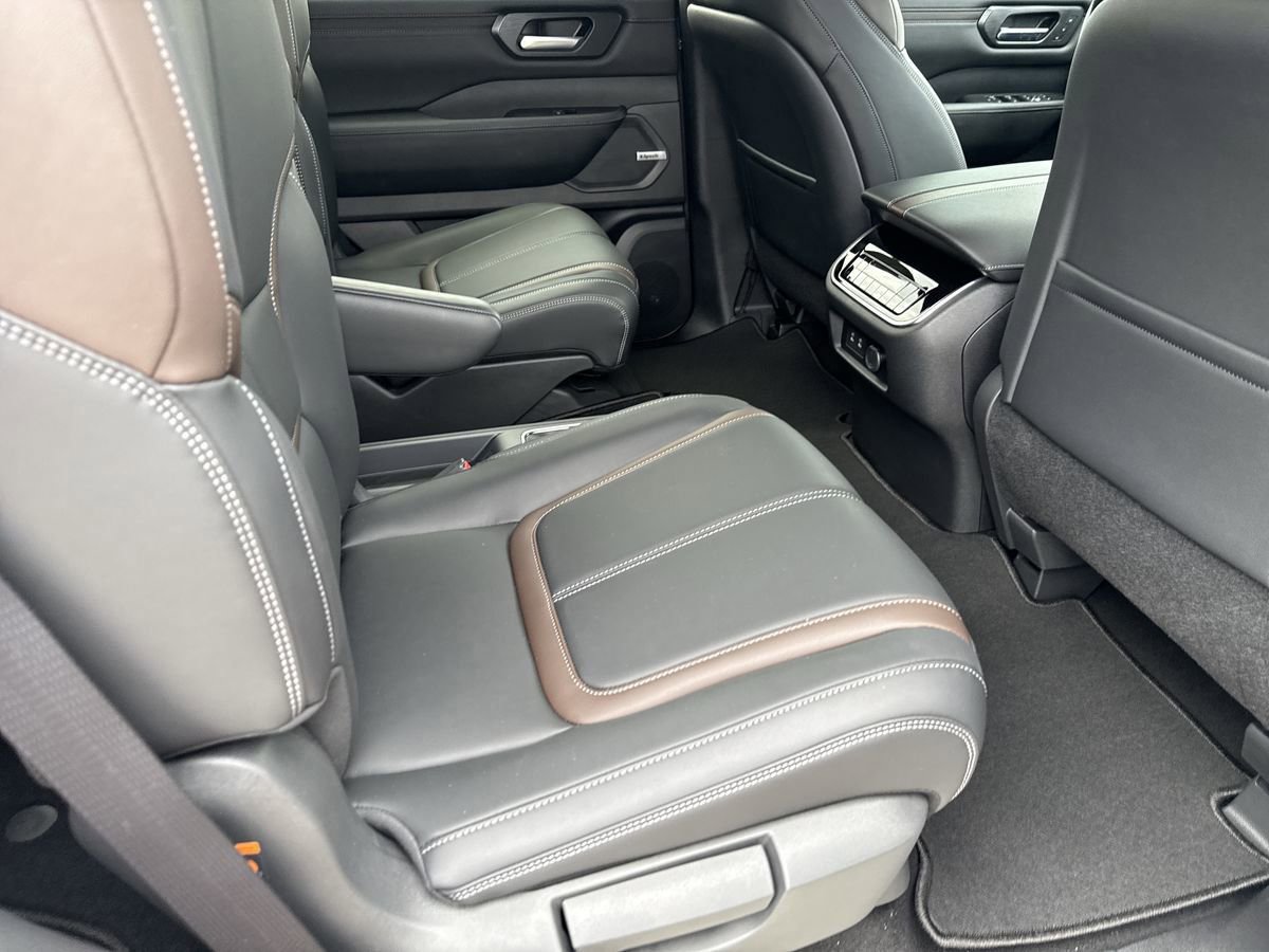 New 2026 Nissan Armada SL w/ Captain's Chari Seat Package image 11