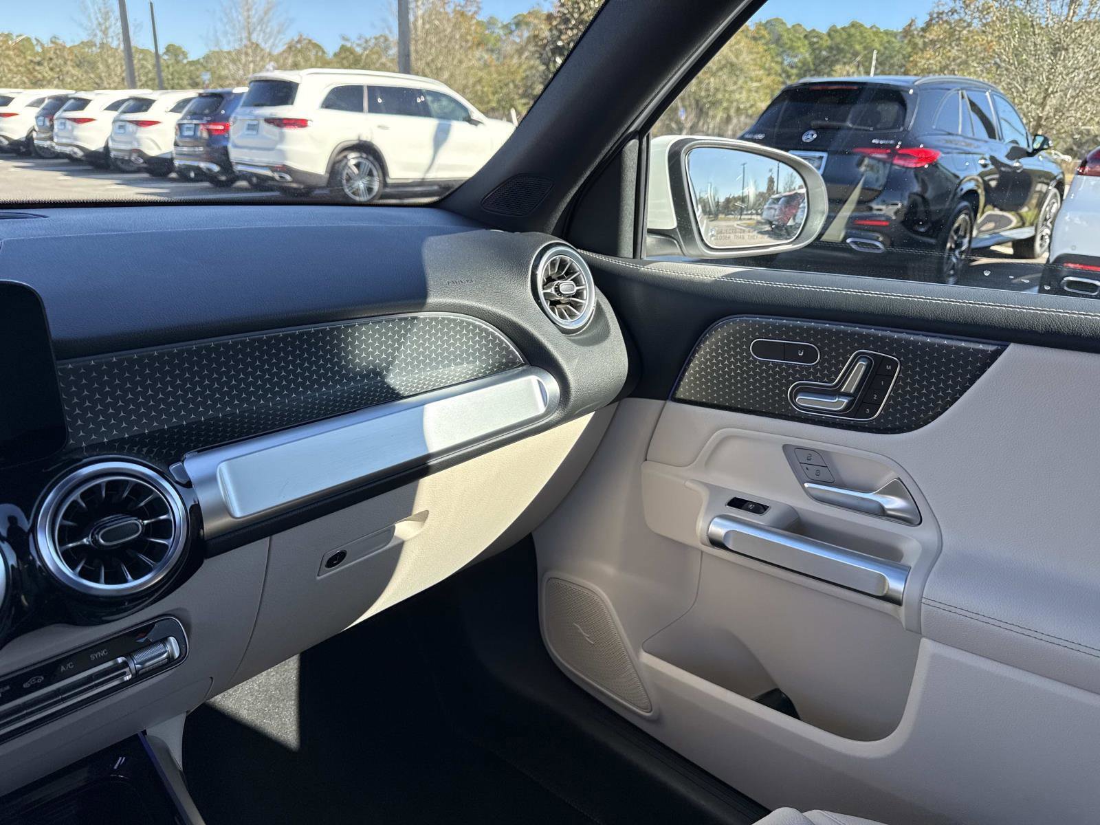 Used 2025 Mercedes-Benz GLB 250 image 24