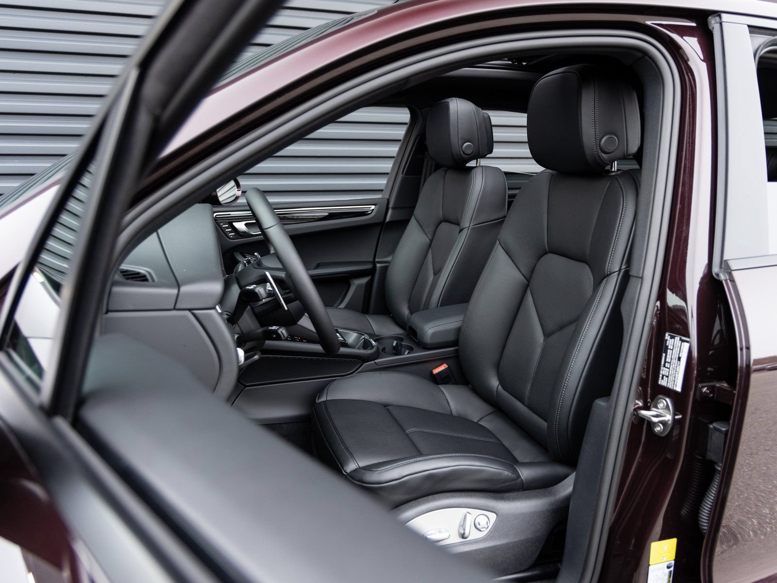 Certified 2026 Porsche Macan AWD/4WD image 5