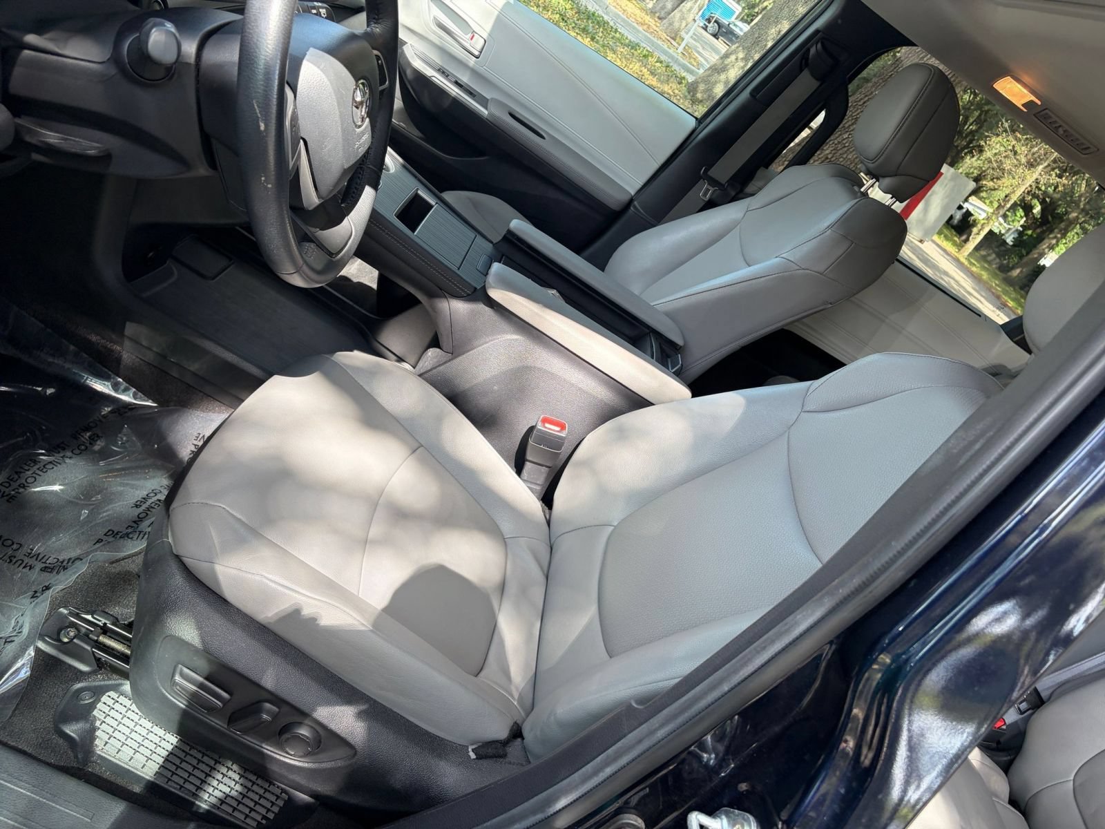 Used 2025 Toyota Sienna XLE FWD image 39