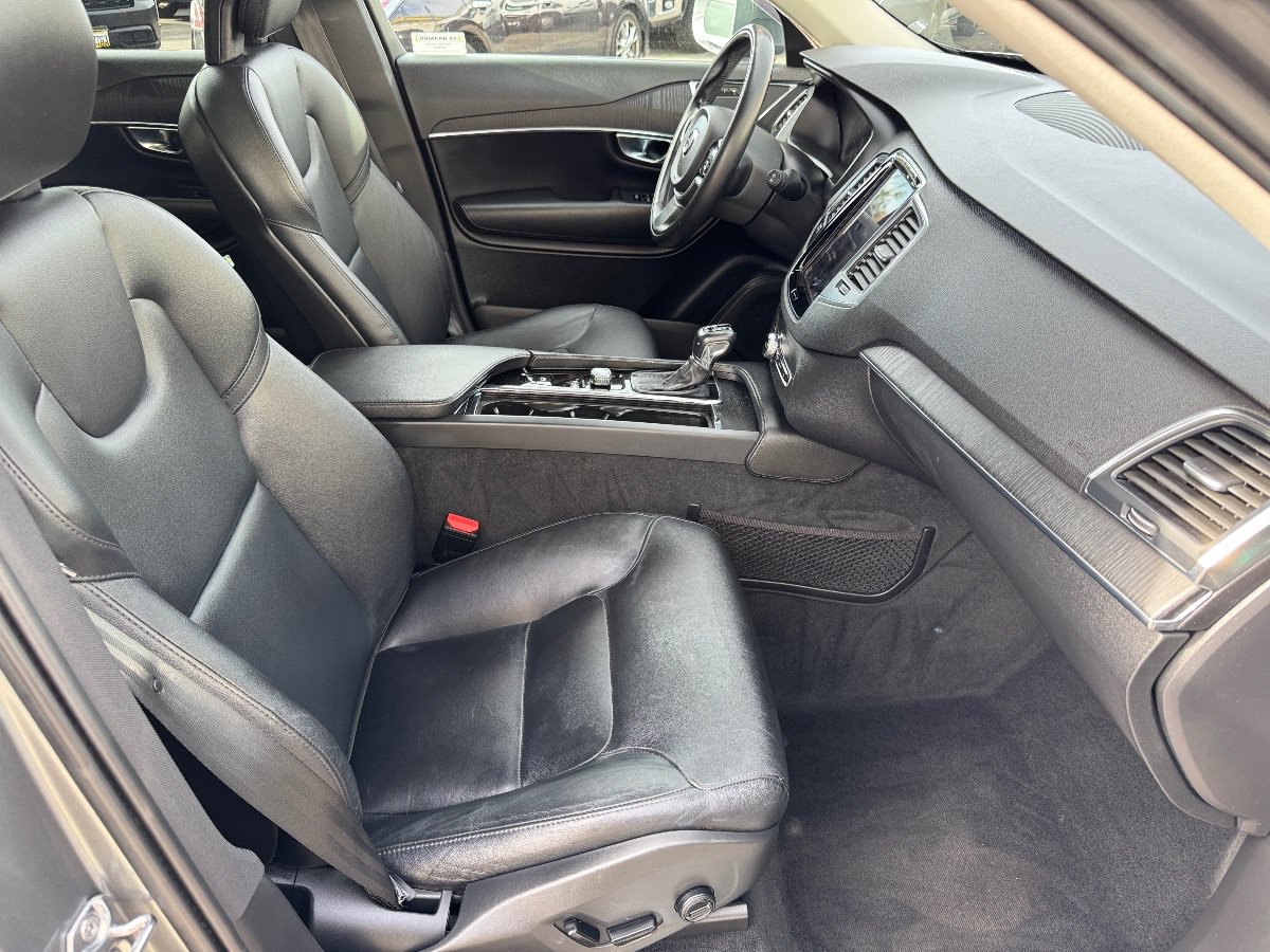 Used 2020 Volvo XC90 T5 Momentum w/ Protection Package Premier FWD image 19