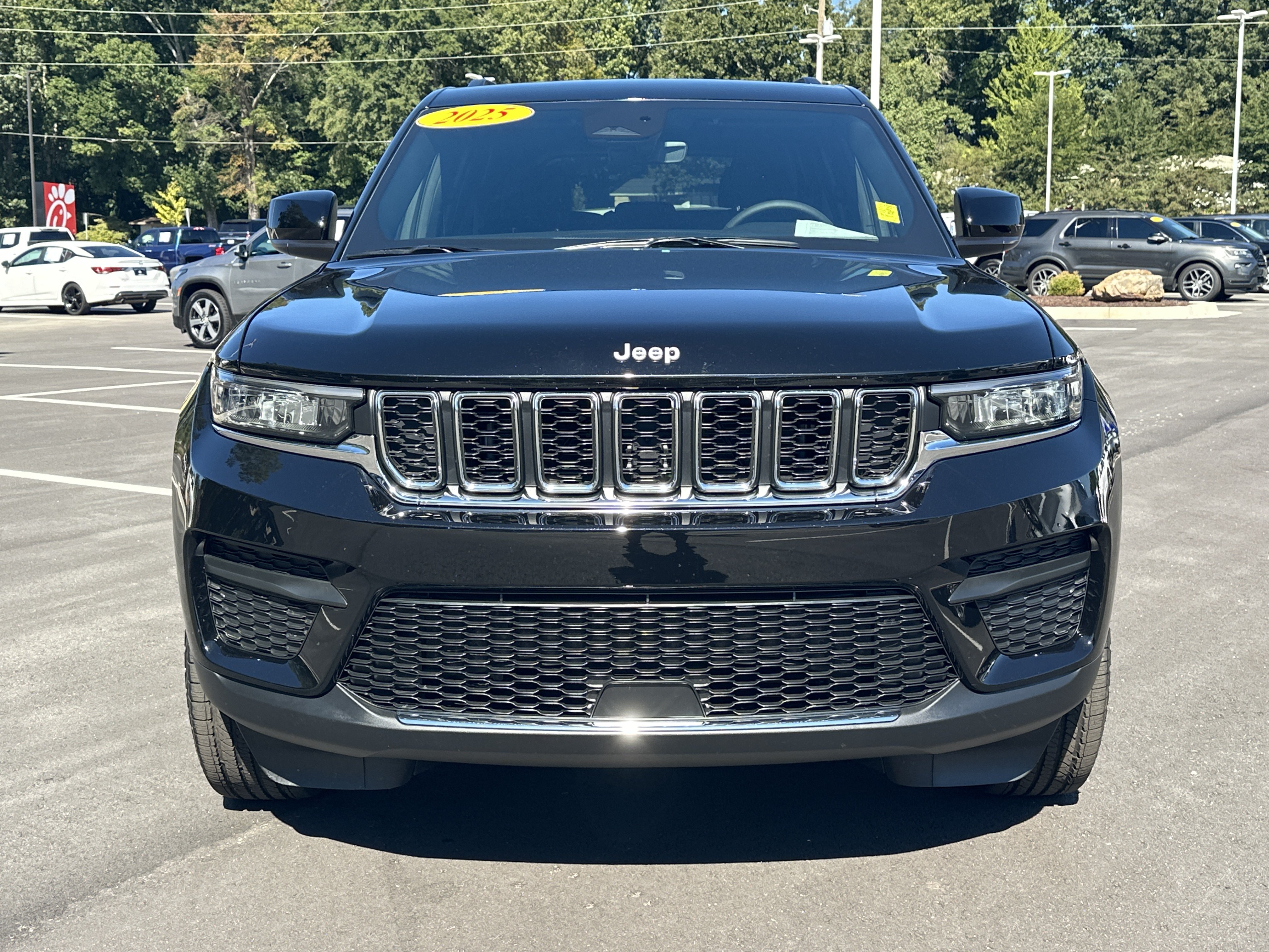 Used 2025 Jeep Grand Cherokee Laredo w/ Luxury Tech Group I RWD image 3