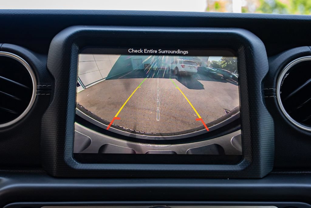 Used 2018 Jeep Wrangler Unlimited Sahara w/ Uconnect 4C Nav & Sound Group AWD/4WD image 18