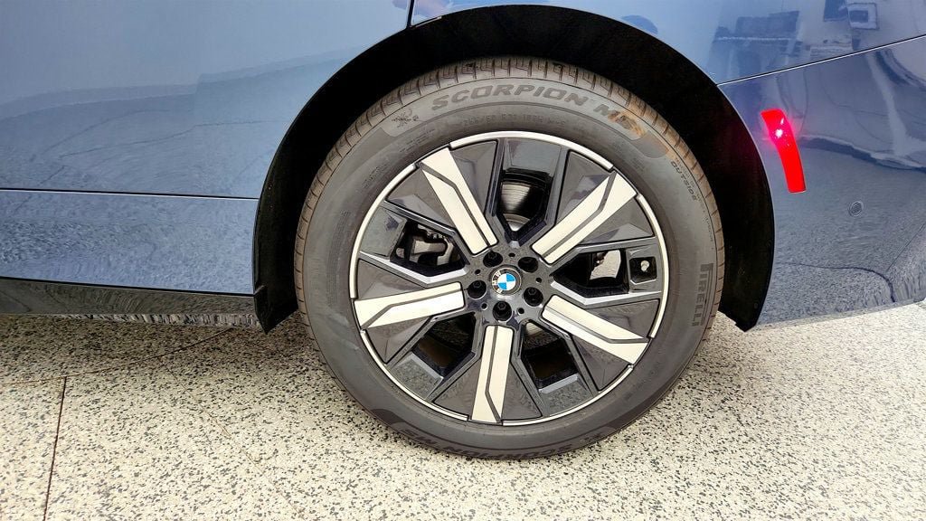 Used 2026 BMW iX xDrive45 w/ Premium Package AWD/4WD image 9