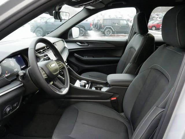 New 2025 Jeep Grand Cherokee Laredo image 2
