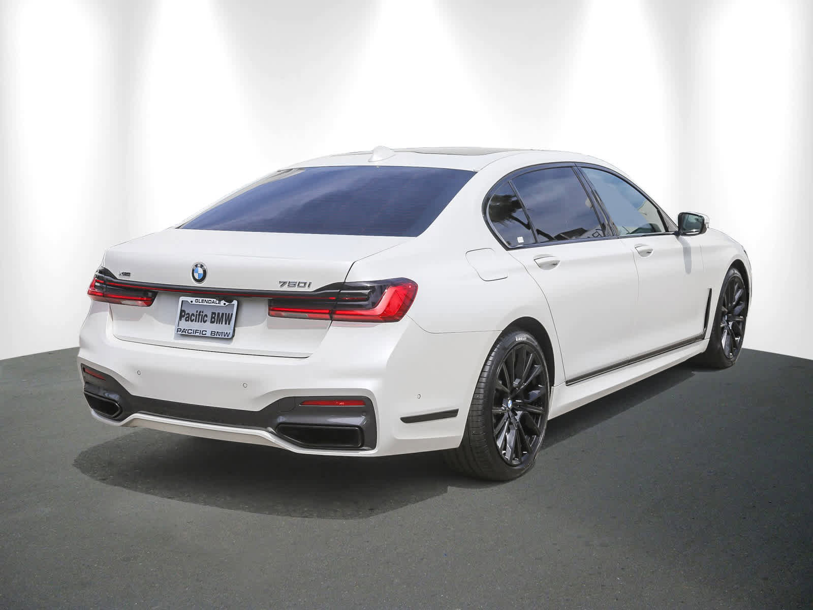 Certified 2022 BMW 750i xDrive w/ Autobahn Package image 6