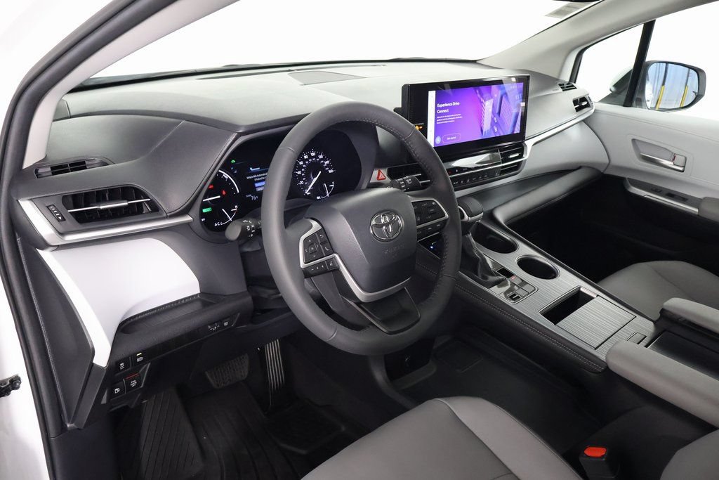 Used 2026 Toyota Sienna XLE FWD image 7