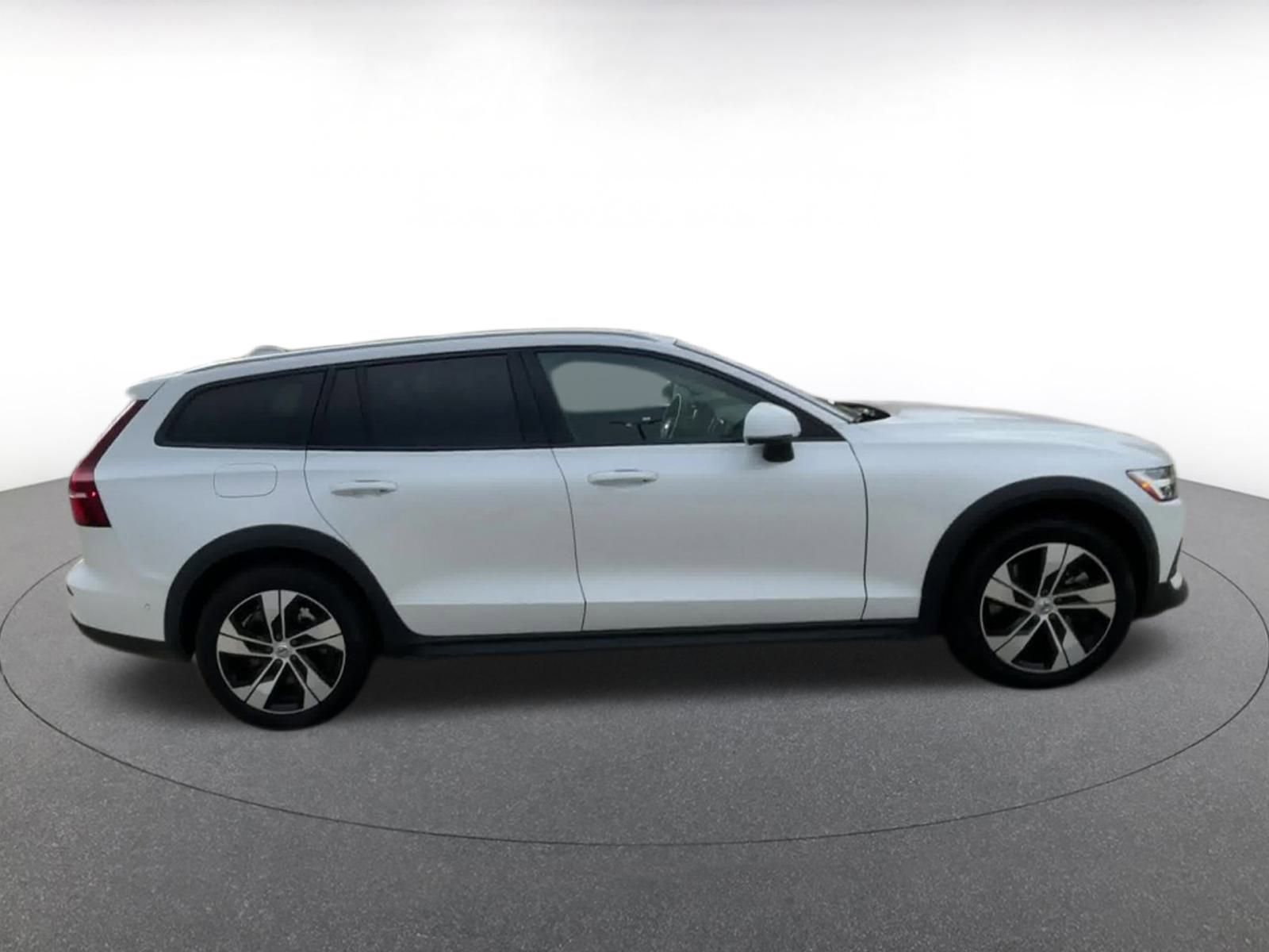 Used 2025 Volvo V60 B5 Cross Country Plus image 16