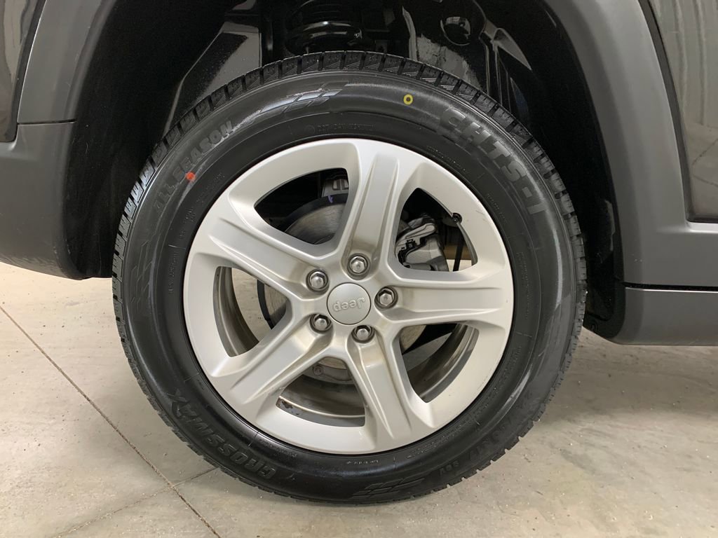 Used 2023 Jeep Compass Sport image 9