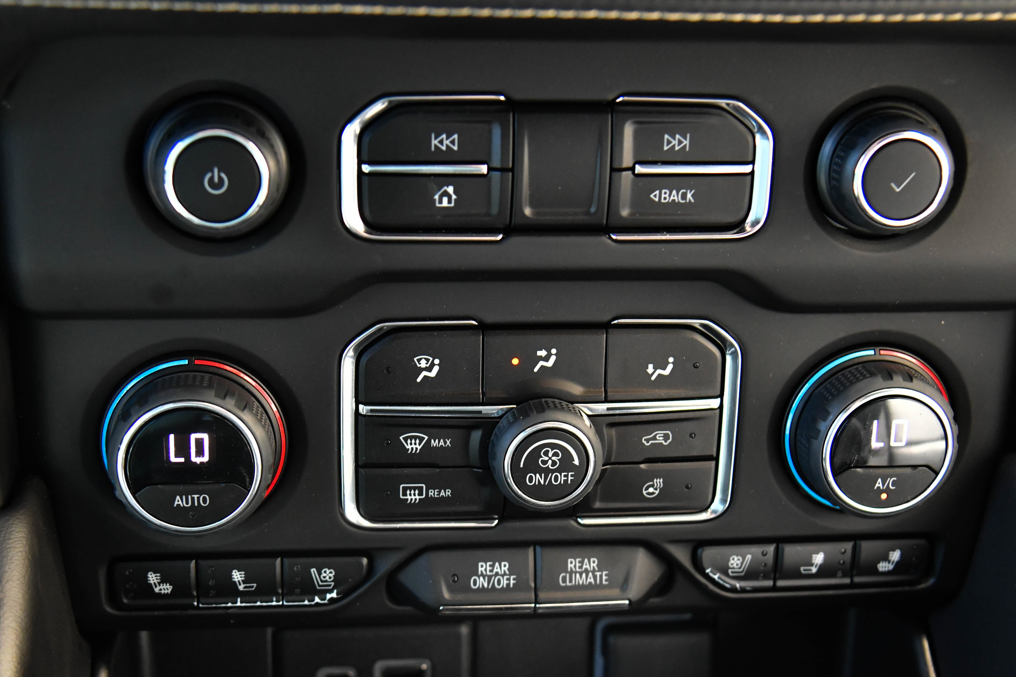 Used 2023 Chevrolet Tahoe Premier w/ Advanced Technology Package RWD image 33