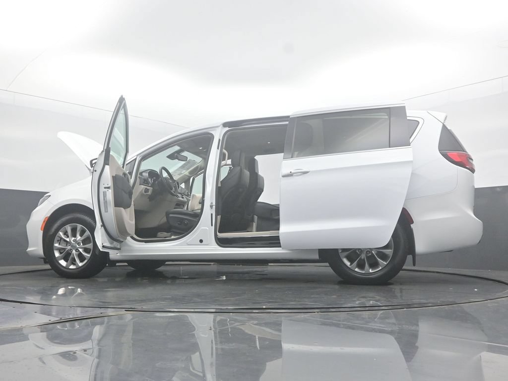 Used 2023 Chrysler Pacifica Touring-L AWD/4WD image 71