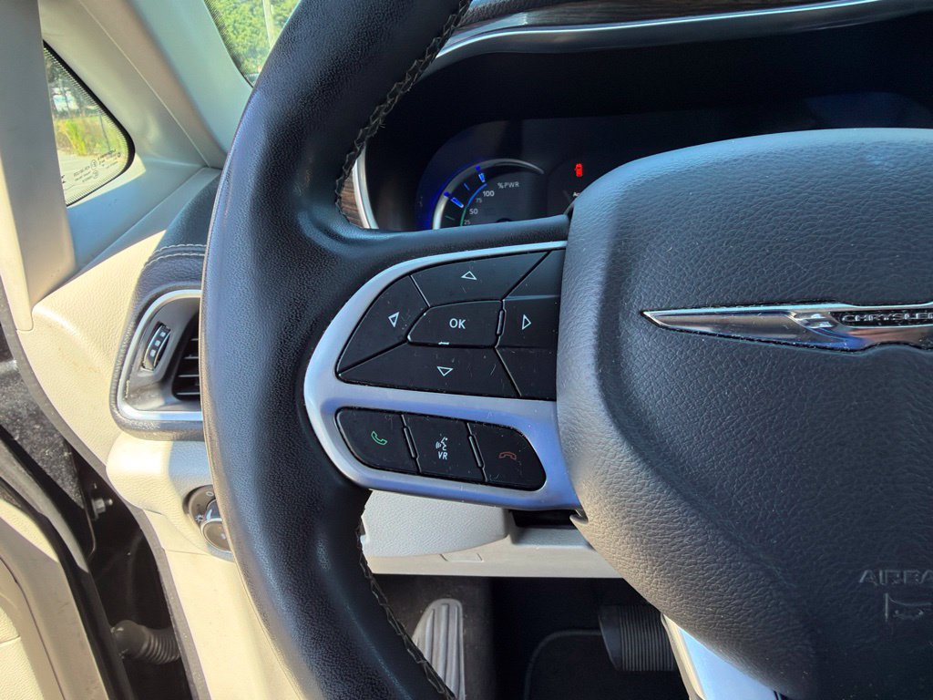 Used 2023 Chrysler Pacifica Limited FWD image 16