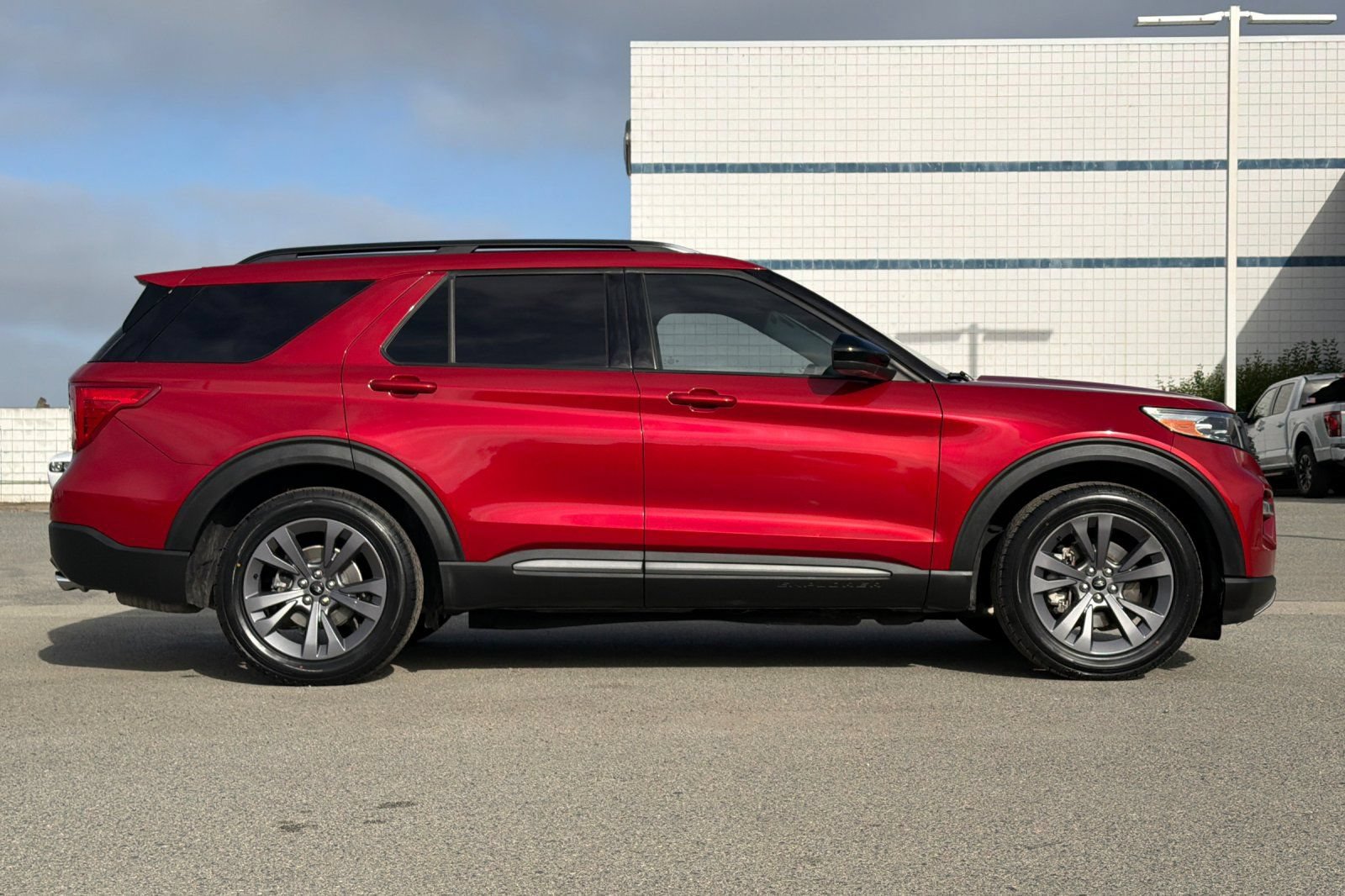 Used 2022 Ford Explorer XLT w/ Equipment Group 202A RWD image 3