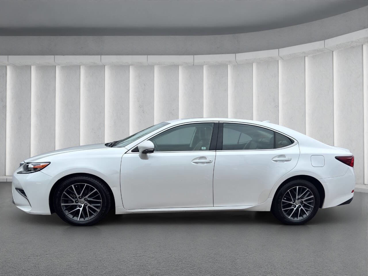 Used 2017 Lexus ES 350 w/ Luxury Package FWD image 2