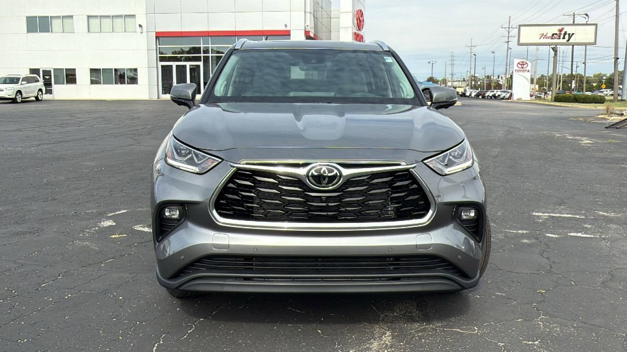 New 2026 Toyota Highlander Limited image 2