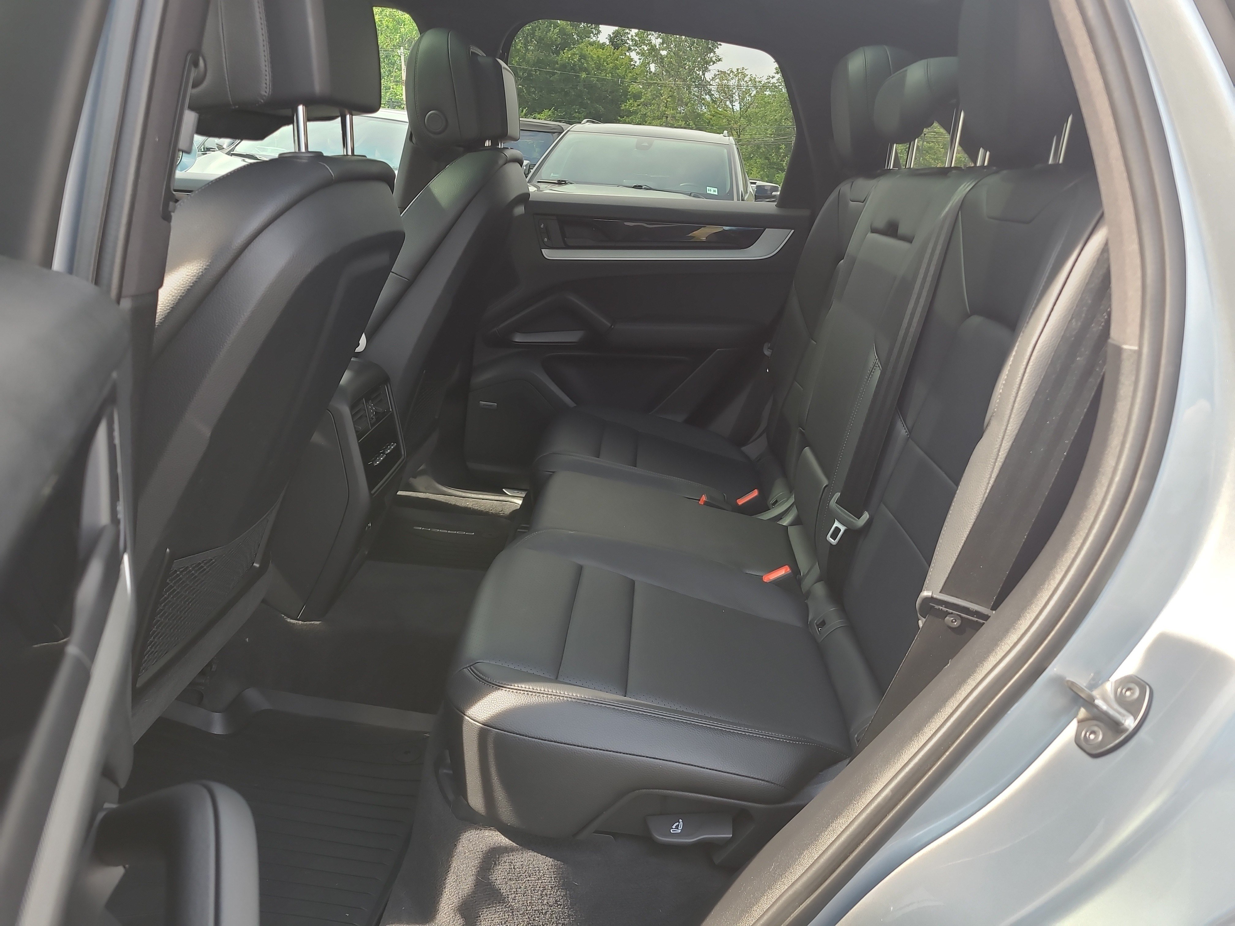 Used 2024 Porsche Cayenne AWD/4WD image 29