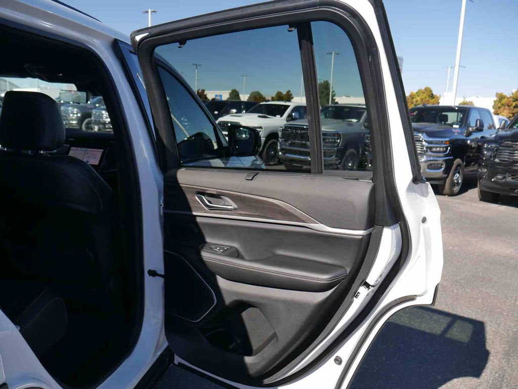 New 2025 Jeep Grand Cherokee Limited w/ Luxury Tech Group II image 18