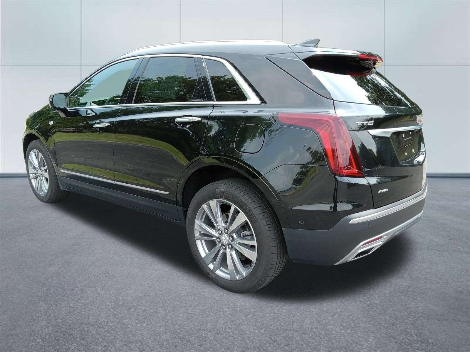 Used 2024 Cadillac XT5 Premium Luxury w/ Technology Package AWD/4WD image 3