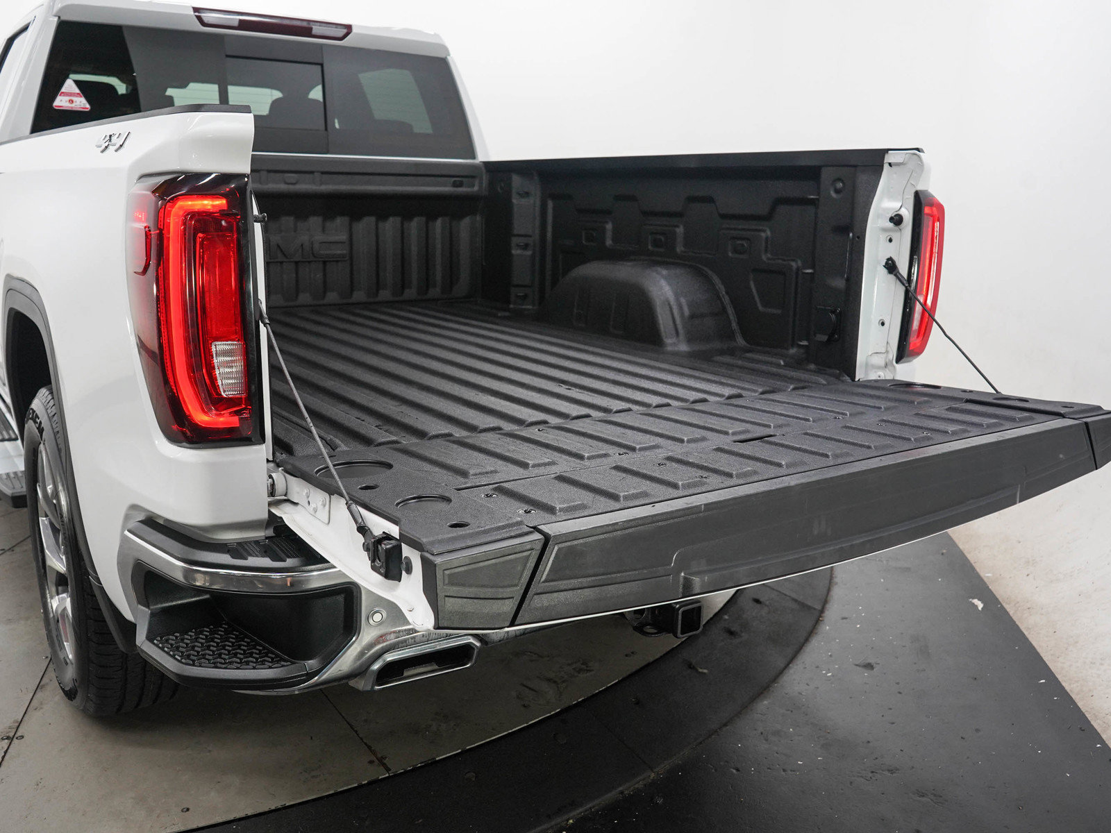 Used 2022 GMC Sierra 1500 SLT w/ SLT Premium Plus Package AWD/4WD image 9