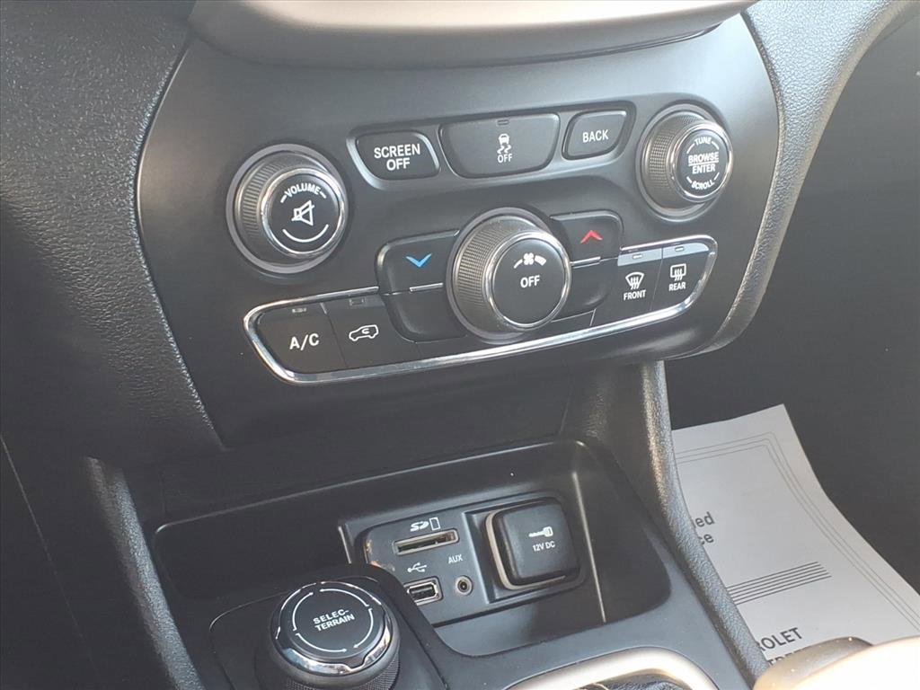 Used 2017 Jeep Cherokee Latitude w/ Safety/Convenience Group image 20