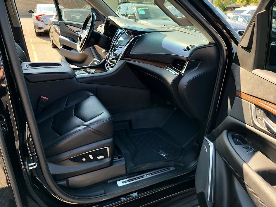Used 2020 Cadillac Escalade Luxury w/ Escalade Sport Edition AWD/4WD image 47