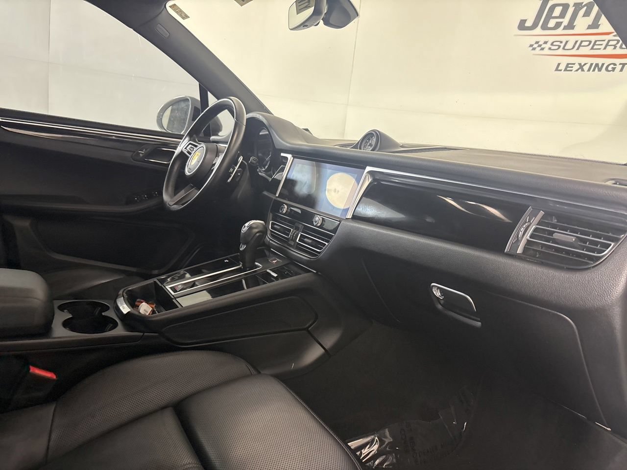 Used 2022 Porsche Macan AWD/4WD image 30