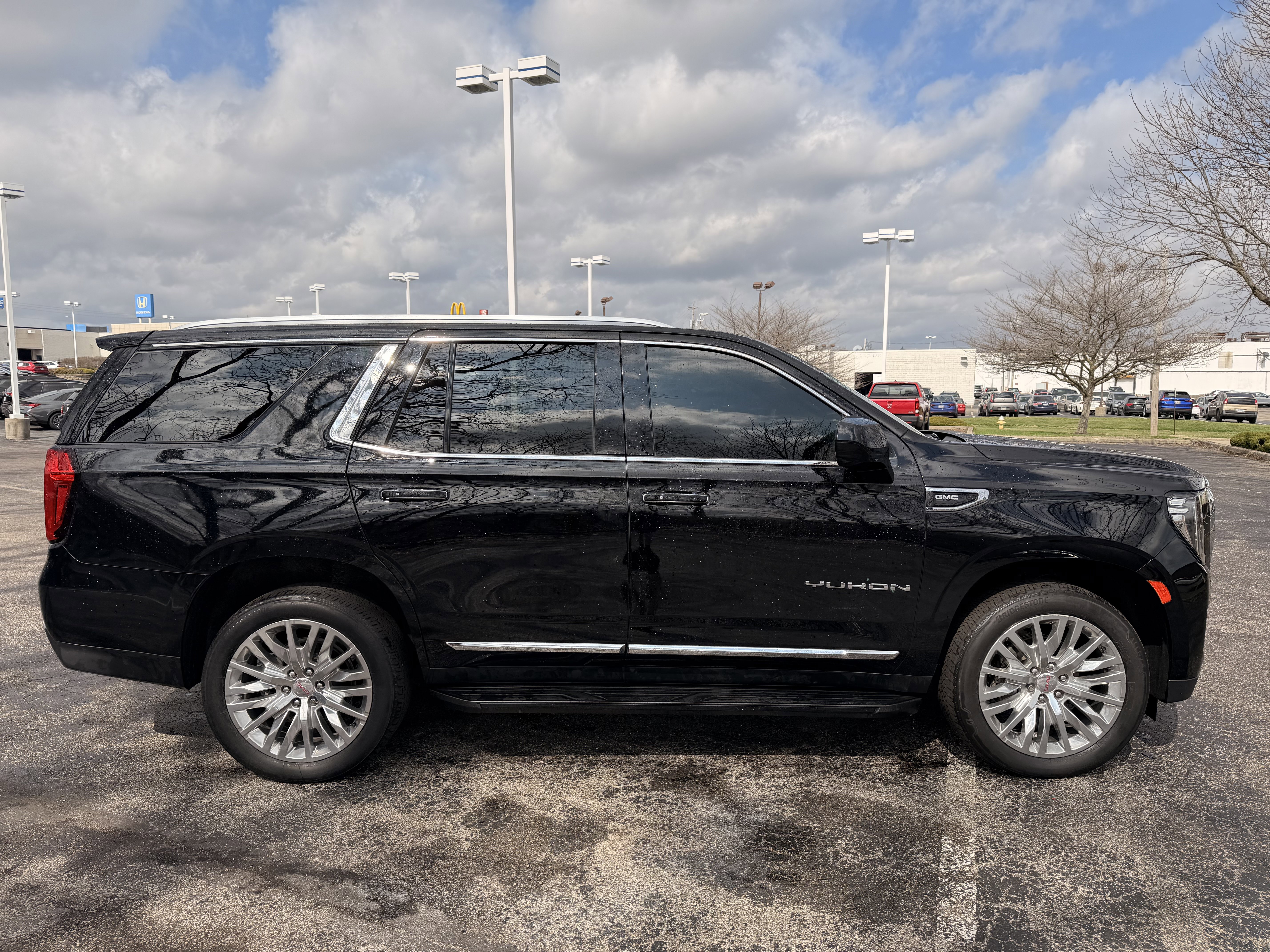 Used 2023 GMC Yukon SLT image 2