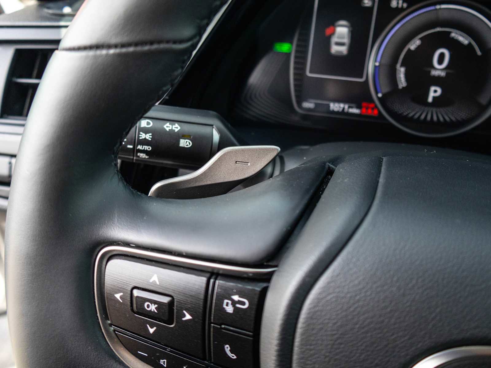 Used 2025 Lexus ES 300h w/ Premium Package image 39